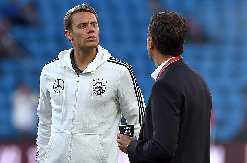Torhüter Manuel Neuer (l.) wird sowohl im WM-Quali-Spiel gegen San Marino als auch beim Testspiel gegen Italien fehlen.
