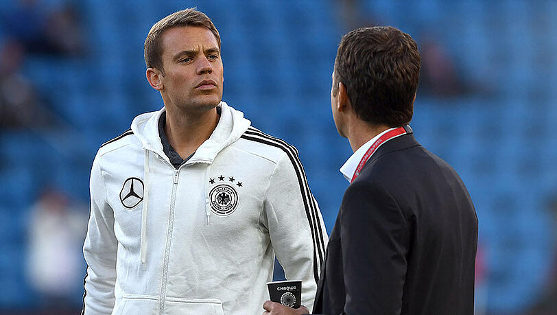 Torhüter Manuel Neuer (l.) wird sowohl im WM-Quali-Spiel gegen San Marino als auch beim Testspiel gegen Italien fehlen. Torhüter Manuel Neuer (l.) wird sowohl im WM-Quali-Spiel gegen San Marino als auch beim Testspiel gegen Italien fehlen.