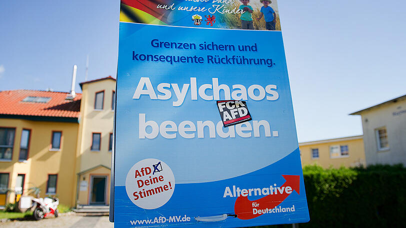 Die Plakate der AfD werden in München oft mutwillig zerstört. (Archivbild)