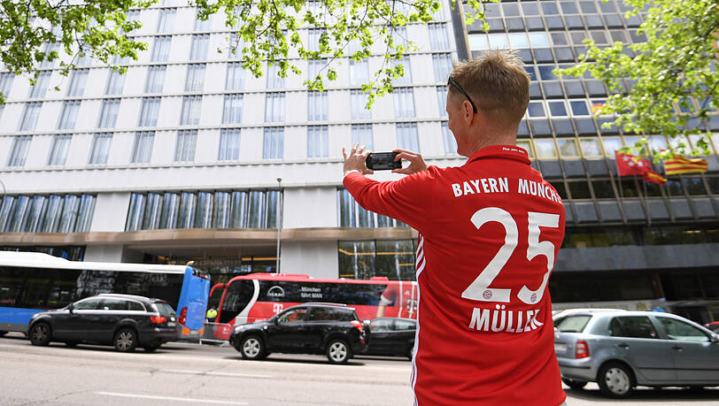 Ein Fan des FC Bayern fotografiert den Mannschaftsbus vor dem Hotel VP Plaza Espana in Madrid. Das Foto stammt vom Montag, dem Tag vor dem Halbfinal-Rückspiel in der Champions League gegen Real Madrid. Ein Fan des FC Bayern fotografiert den Mannschaftsbus vor dem Hotel VP Plaza Espana in Madrid. Das Foto stammt vom Montag, dem Tag vor dem Halbfinal-Rückspiel in der Champions League gegen Real Madrid.