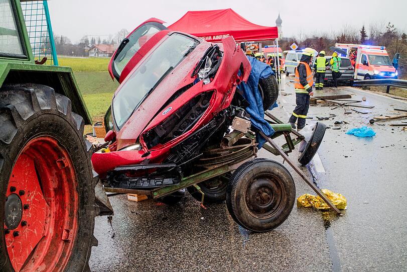 Der Ford krachte von hinten in einen einbiegenden Traktor, es wurden zwei Menschen verletzt.