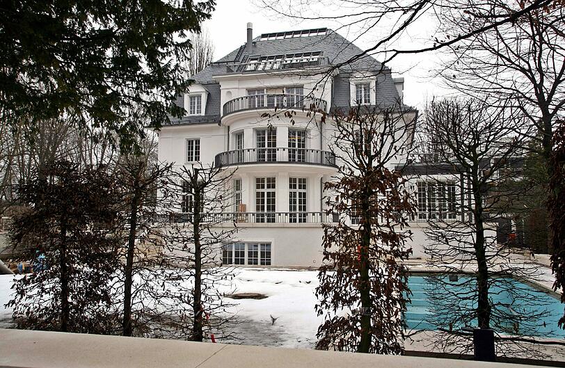 Außenpool, Innenpool, sechs Stockwerke und 1200 Quadratmeter: Anfang des Jahrtausends ließ Investmentbanker Alexander Dibelius diese Villa auf dem Mann-Grundstück errichten.