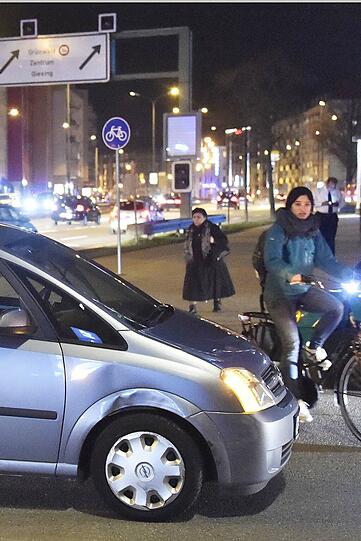 Unfallstelle Tegernseer Landstraße: Am Dienstagabend kollidierte dort ein Lkw mit einem Auto.
