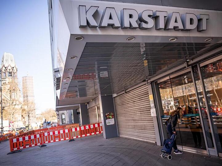 Die Warenhauskette Galeria Karstadt Kaufhof will offenbar fast der Hälfte ihrer 170 Filialen schließen.