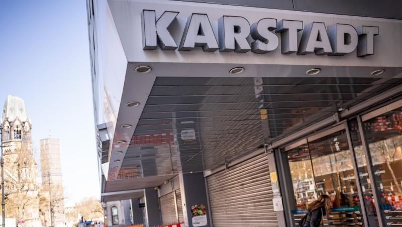 Die Warenhauskette Galeria Karstadt Kaufhof will offenbar fast der Hälfte ihrer 170 Filialen schließen. Die Warenhauskette Galeria Karstadt Kaufhof will offenbar fast der Hälfte ihrer 170 Filialen schließen.