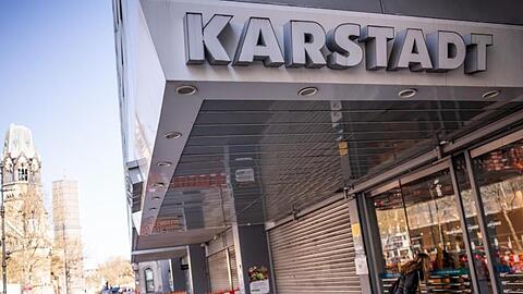 Die Warenhauskette Galeria Karstadt Kaufhof will offenbar fast der Hälfte ihrer 170 Filialen schließen.