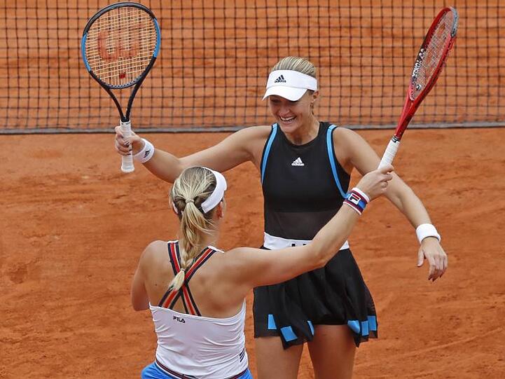 Timea Babos (l) und Kristina Mladenovic feiern ihren Sieg im Damen-Doppel.