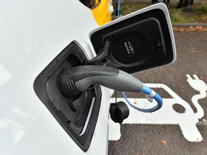 Ein Elektroauto lädt. Foto: Hendrik Schmidt/Archiv
