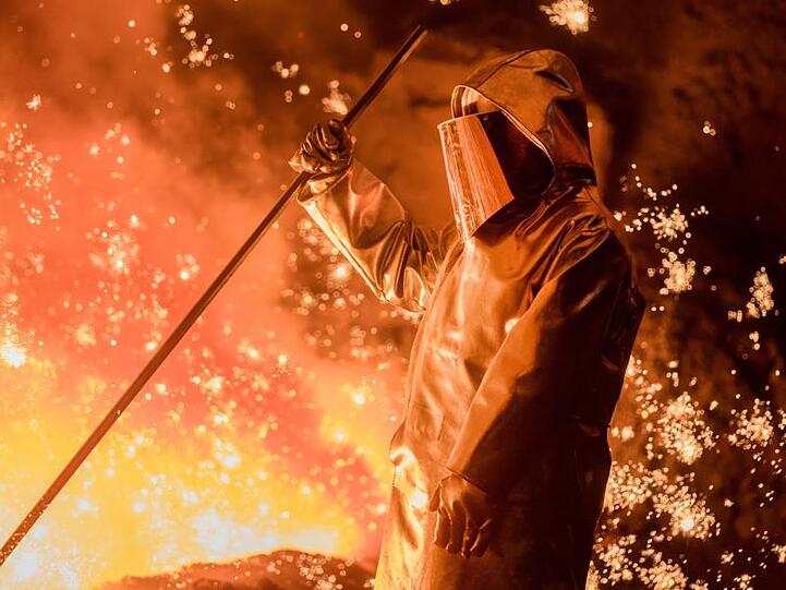 Ein Hochöfner arbeitet am Hochofen 2 im Werk Schwelgern von Thyssenkrupp. Stahl wird mit Kokskohle erzeugt, was enorme Mengen klimaschädlicher Abgase erzeugt.