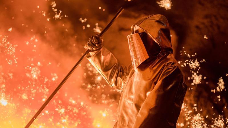 Ein Hochöfner arbeitet am Hochofen 2 im Werk Schwelgern von Thyssenkrupp. Stahl wird mit Kokskohle erzeugt, was enorme Mengen klimaschädlicher Abgase erzeugt. Ein Hochöfner arbeitet am Hochofen 2 im Werk Schwelgern von Thyssenkrupp. Stahl wird mit Kokskohle erzeugt, was enorme Mengen klimaschädlicher Abgase erzeugt.