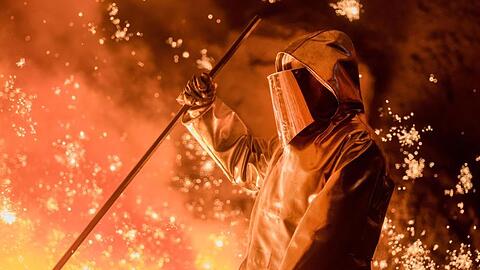 Ein Hochöfner arbeitet am Hochofen 2 im Werk Schwelgern von Thyssenkrupp. Stahl wird mit Kokskohle erzeugt, was enorme Mengen klimaschädlicher Abgase erzeugt.