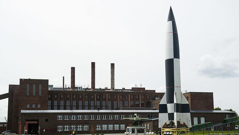Die einstige Heeresversuchsanstalt Peenemünde - heute ein historisch-technisches Museum - mit einem Modell der V2.