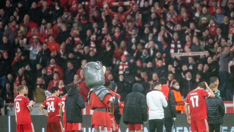 Die Mannschaft von Union Berlin steht nach Spielende vor dem Fanblock.