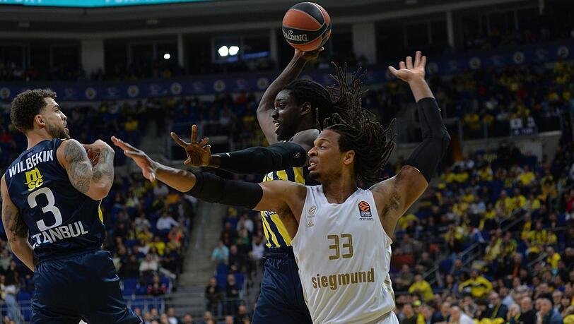 Unter dem Brett im Vorteil: Der überragende Jonathan Motley schnappt sich den Ball vor Bayern-Center Freddie Gillespie.
