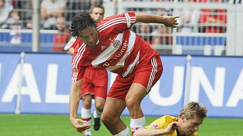 Jakub Blaszczykowski vom BVB (unten) kommt im Zweikampf mit Luca Toni zu Fall.