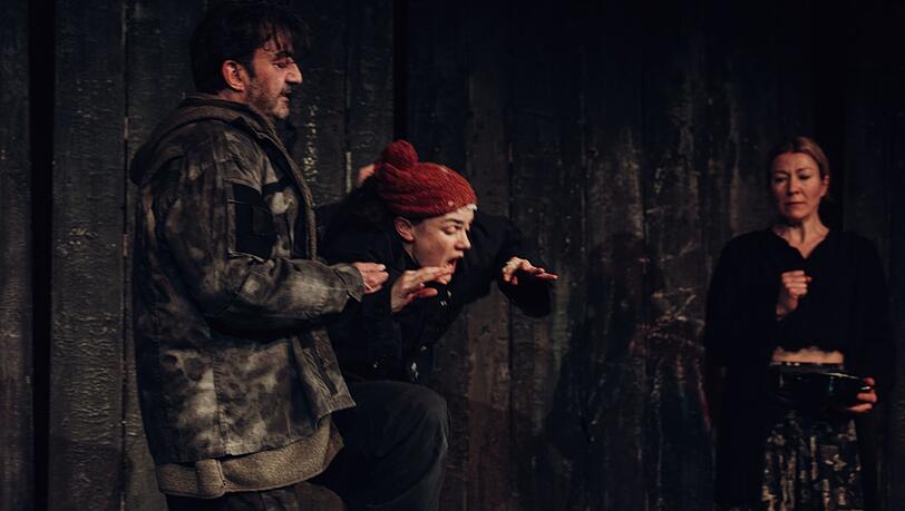 Der Mann &uuml;bergibt seinen Enkel an Maude: Michele Cuciuffo, Anna Graenzer, Genija Rykova.