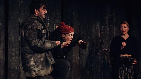 Der Mann &uuml;bergibt seinen Enkel an Maude: Michele Cuciuffo, Anna Graenzer, Genija Rykova.