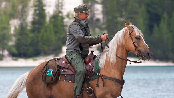 Terence Hill 2012 bei den Dreharbeiten zur zweiten Staffel von „Un passo dal cielo/Die Bergpolizei – Ganz nah am Himmel“. Terence Hill 2012 bei den Dreharbeiten zur zweiten Staffel von „Un passo dal cielo/Die Bergpolizei – Ganz nah am Himmel“.