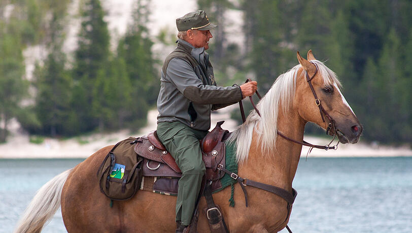 Terence Hill 2012 bei den Dreharbeiten zur zweiten Staffel von „Un passo dal cielo/Die Bergpolizei – Ganz nah am Himmel“. Terence Hill 2012 bei den Dreharbeiten zur zweiten Staffel von „Un passo dal cielo/Die Bergpolizei – Ganz nah am Himmel“.