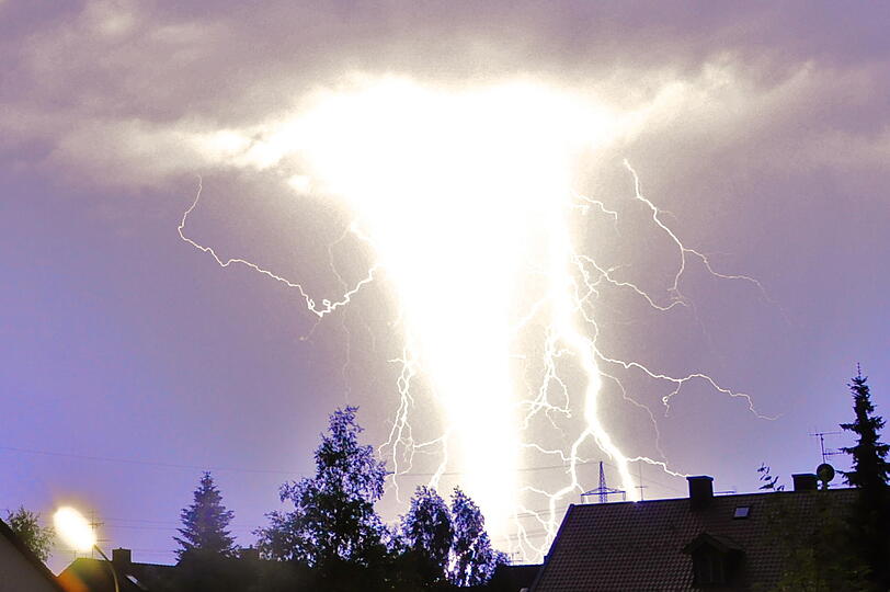 Spektakuläre Blitze beim heftigen Unwetter in Heimstetten. Die Bilder