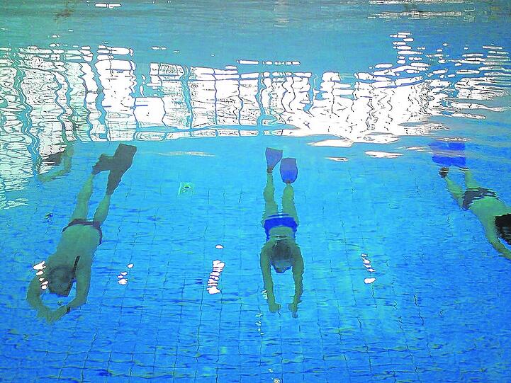 Geben Vollgas unter Wasser: Drei Flossenschwimmer in der Olympia-Schwimmhalle.