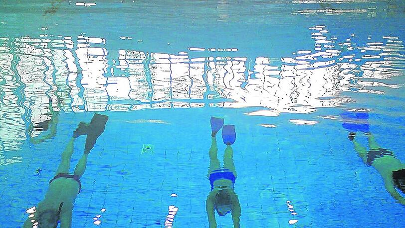 Geben Vollgas unter Wasser: Drei Flossenschwimmer in der Olympia-Schwimmhalle. Geben Vollgas unter Wasser: Drei Flossenschwimmer in der Olympia-Schwimmhalle.