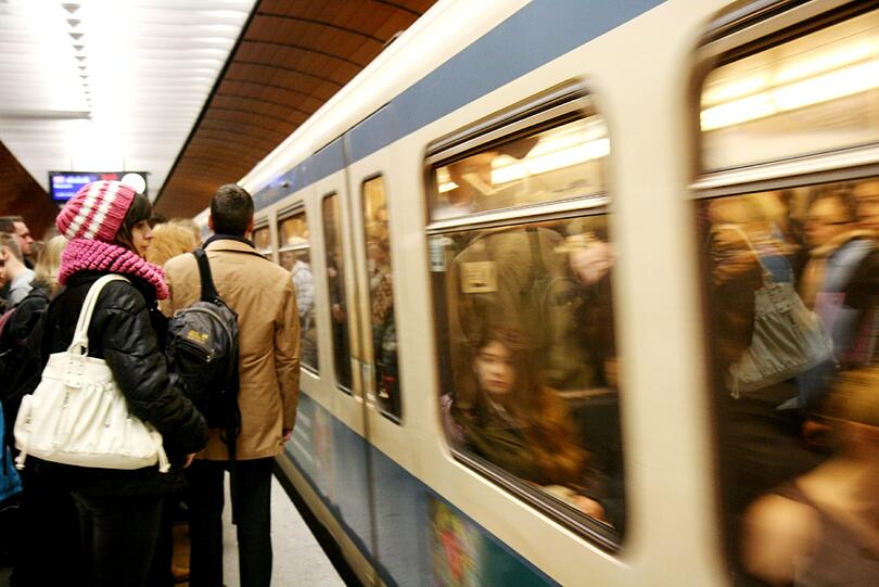 Es kam zu massiven Verkehrsbeeinträchtigungen aufgrund ausgeschalteter Ampeln
und Störungen bei U- und S-Bahn sowie Tram.