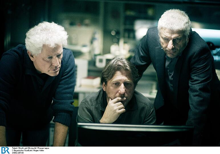 Ivo Batic (Miroslac Nemec, li.) und Franz Leitmayr (Udo Wachtveitl) waren noch nie besonders internetaffin. Also muss wieder Carlo Menzinger (Michael Fitz) ran.
