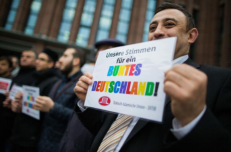 Auch in anderen deutschen Städten hielten Mitglieder der Türkisch Islamische Union der Anstalt für Religion (Ditib) eine Mahnwache für Meinungsfreiheitab - wie hier in Köln vor dem Gebäude von RTL.