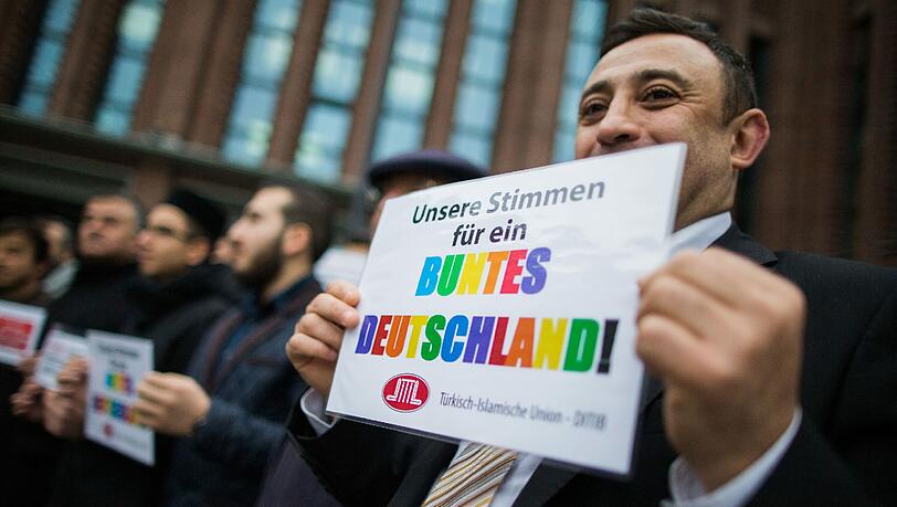 Auch in anderen deutschen Städten hielten Mitglieder der Türkisch Islamische Union der Anstalt für Religion (Ditib) eine Mahnwache für Meinungsfreiheitab - wie hier in Köln vor dem Gebäude von RTL. Auch in anderen deutschen Städten hielten Mitglieder der Türkisch Islamische Union der Anstalt für Religion (Ditib) eine Mahnwache für Meinungsfreiheitab - wie hier in Köln vor dem Gebäude von RTL.