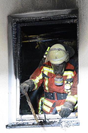 Zum Vollbrand eines Wohnhauses wurden die Feuerwehren aus Vilsbiburg, Seyboldsdorf, Aich und Bonbruck in der Nacht von Freitag auf Samstag kurz vor ein Uhr alarmiert.