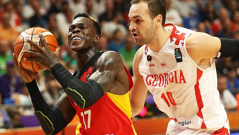 NBA-Profi bei den Atlanta Hawks: Dennis Schröder (li.). NBA-Profi bei den Atlanta Hawks: Dennis Schröder (li.).