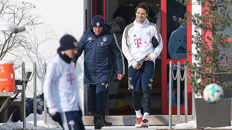 Da war noch alles gut: Bayern-Trainer Jupp Heynckes mit den späteren Streithähnen Mats Hummels (rechts) und Robert Lewandowski (vorne).