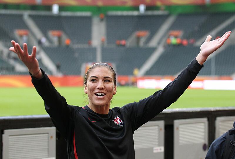 Die schönste Entdeckung der Frauen-WM: Hope Solo. Das Leben der USA-Torfrau soll jetzt sogar verfilmt werden. Ihre schönsten Bilder gibt's hier bei uns.