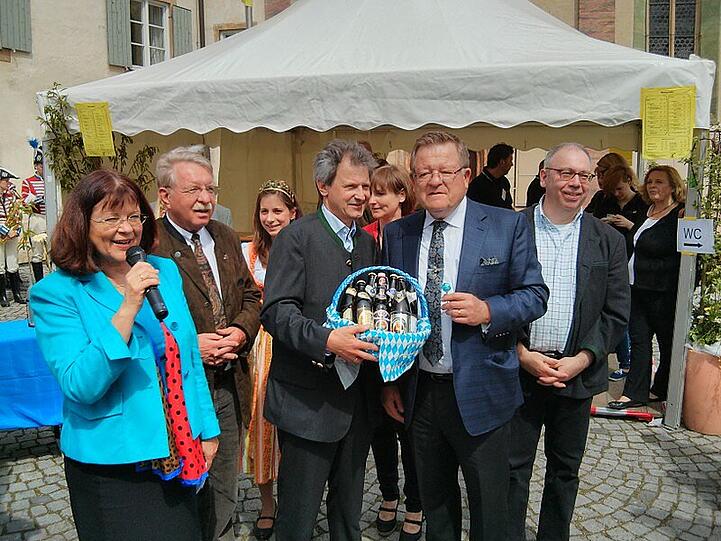 Theresia Riedmaier, Otmar Bernhard, Weinprinzessin Christine, Andreas Ellmaier, Uta Holz, Theo Kautzmann und Johannes Wimmer.