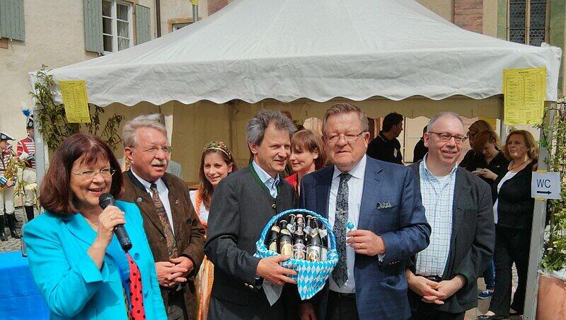 Theresia Riedmaier, Otmar Bernhard, Weinprinzessin Christine, Andreas Ellmaier, Uta Holz, Theo Kautzmann und Johannes Wimmer. Theresia Riedmaier, Otmar Bernhard, Weinprinzessin Christine, Andreas Ellmaier, Uta Holz, Theo Kautzmann und Johannes Wimmer.