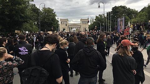 Über 25.000 Menschen protestierten am Samstag in München rund um den Königs- und den Karolinenplatz friedlich gegen Rassismus. Auslöser der weltweiten Demos - allein in Deutschland gingen Menschen in über 25 Städten auf die Straße -  war ein Polizeieinsatz in Minneapolis, Minnesota, am 25. Mai 2020. Der 46-jährige Afroamerikaner George Floyd starb dabei durch Polizeigewalt. In München war dies die größte Demo seit langer Zeit.