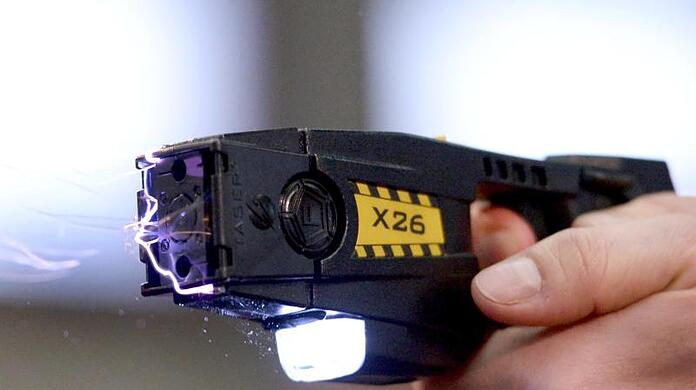 Ein sogenannter Taser wird in einer Polizeischule präsentiert.