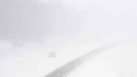 Die Fahrbahn kaum zu erkennen: Ein Auto fährt im Schneesturm über die Autobahn A7 bei Laatzen.
