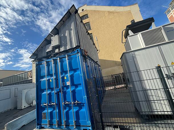 Sieht aus wie ein Container, enthält aber jede Menge wertvoller Energie: der neue Batteriespeicher der Brauerei.