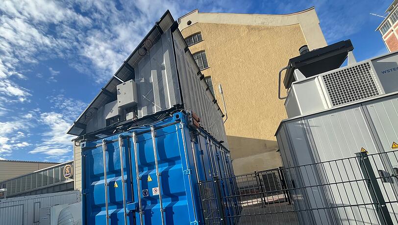 Sieht aus wie ein Container, enthält aber jede Menge wertvoller Energie: der neue Batteriespeicher der Brauerei.