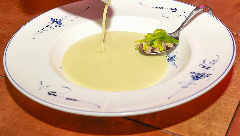 Zweiter Gang: Leichte Lauchcremesuppe mit Räucherforelle.