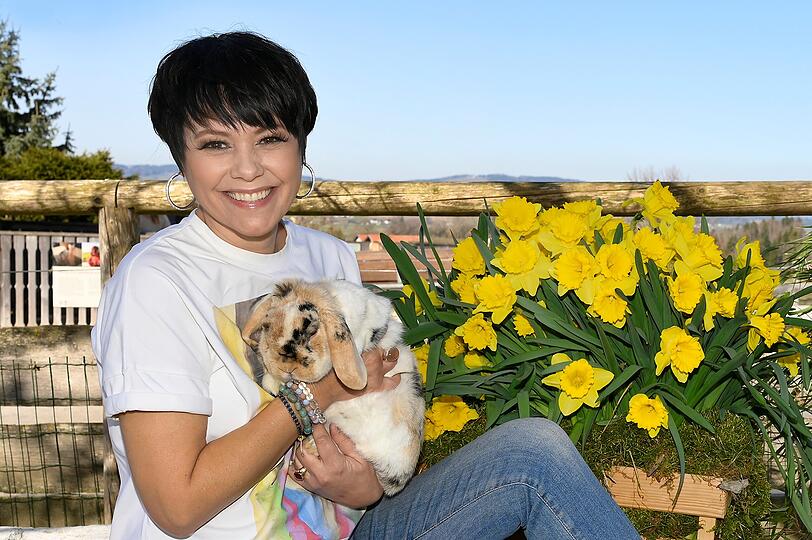 "Die Tiere geben so viel Harmonie ab" - Francine Jordi mit Kaninchen.