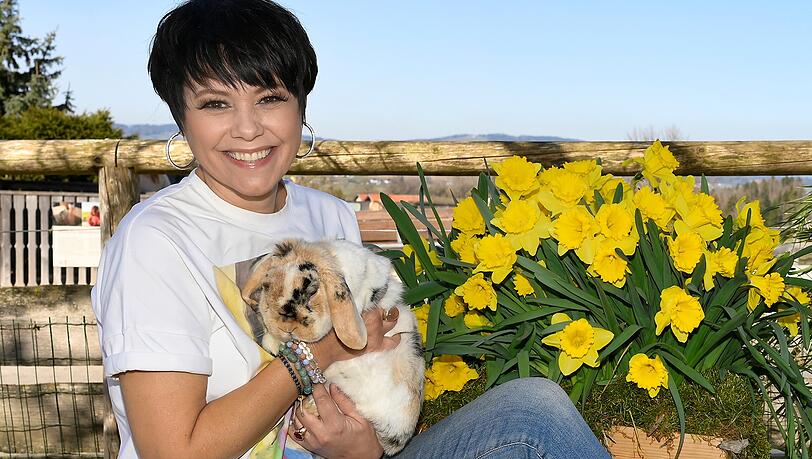"Die Tiere geben so viel Harmonie ab" - Francine Jordi mit Kaninchen.
