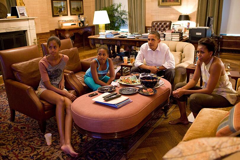 ...mit seiner Familie sind derzeit rar gesäht. Hier schaut Obama ein Spiel der US-Frauenmannschaft bei der Fußball-WM 2011 an. Mit dabei: Seine Töchter Malia (links) und Sasha, Frau Michelle.