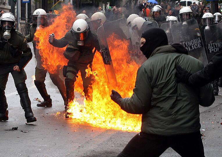 Brennende Geschäfte und Dutzende Verletzte: Stundenlange Krawalle begleiten in Athen die entscheidende Parlamentsdebatte. Immer wieder kam es jüngst zu Ausschreitungen. Die Bilder der vergangenen Tage aus Athen.