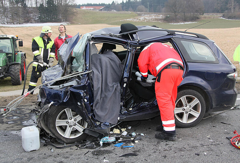 Schrecklicher Unfall auf der B12: Ein Auto fährt frontal auf einen entgegenkommenden Lkw und wird 30 Meter weit zurückgeschleudert. Der eingeklemmte Fahrer stirbt noch vor Ort.