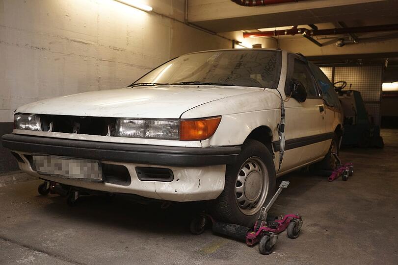 Verdreckt und drinnen voller Unrat: So steht das Auto der Münchnerin Claudia B. seit langer, langer Zeit in einer Tiefgarage.