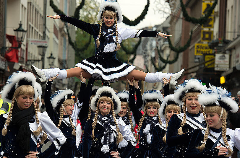 Närrinnen und Narren feiern am 11.11.2015 in Düsseldorf (Nordrhein-Westfalen) den Auftakt der neuen Karnevals-Saison. In Düsseldorf erwacht um 11:11 Uhr der Obernarr Hoppeditz.