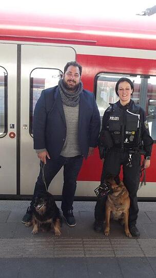 Kenai mit seinem neuen Spielgefährten Diensthund Keks.